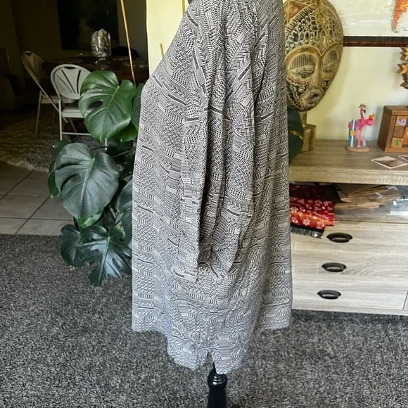 Stylish Black Patterned Polo Shirt - Picture 3 of 9